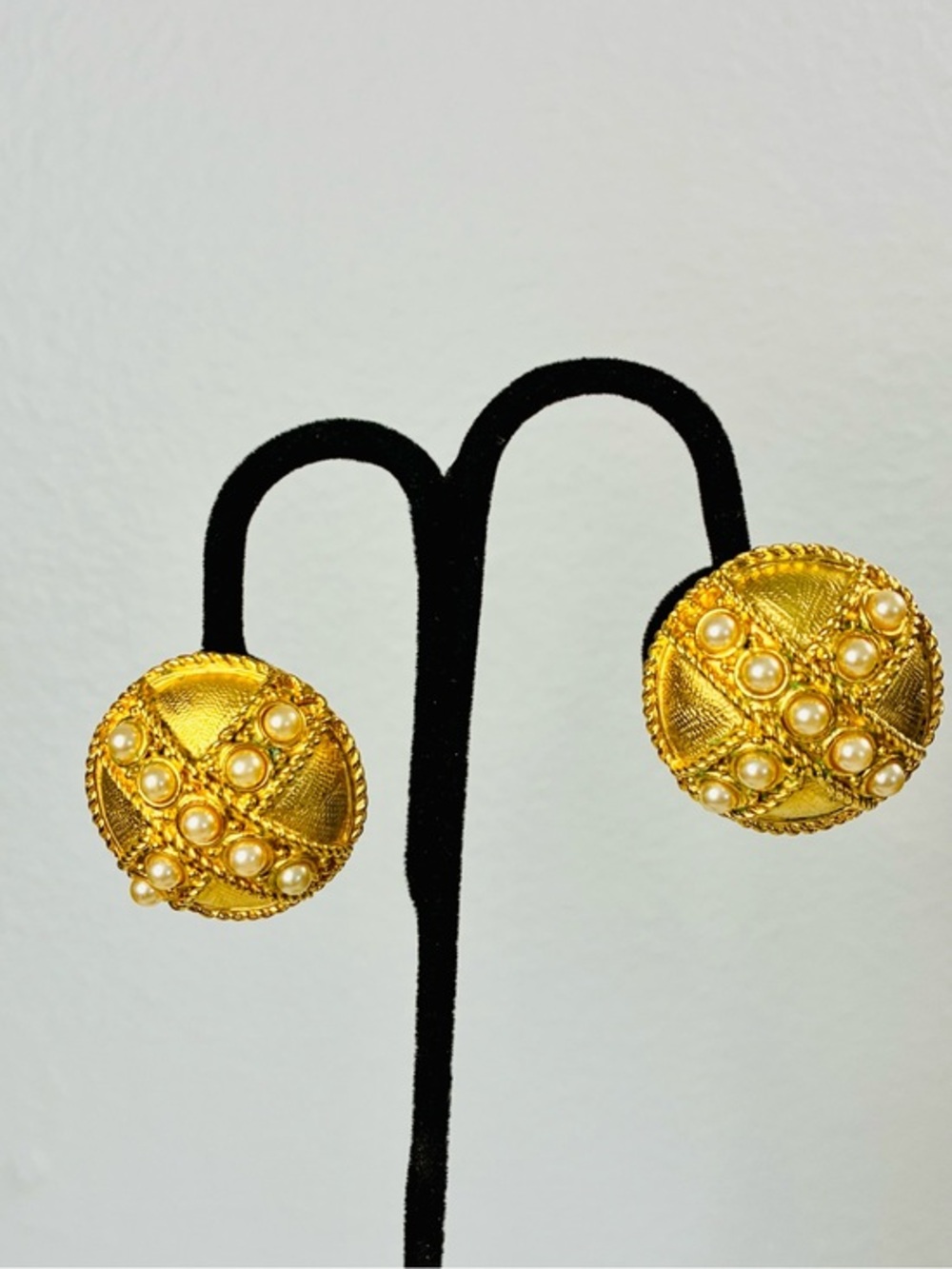 VTG 90s Classiques Entier Gold-Tone Pearled Button Earrings Business Casual
